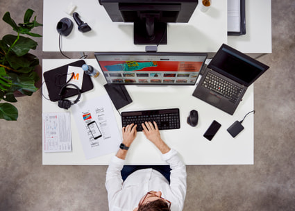 Tirocinante informatica sul posto di lavoro Tirocinante informatica sul posto di lavoro